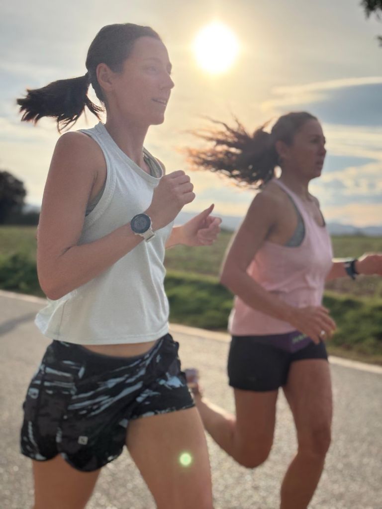 Laura Ramírez corrent al capvespre - Entrenament trail running