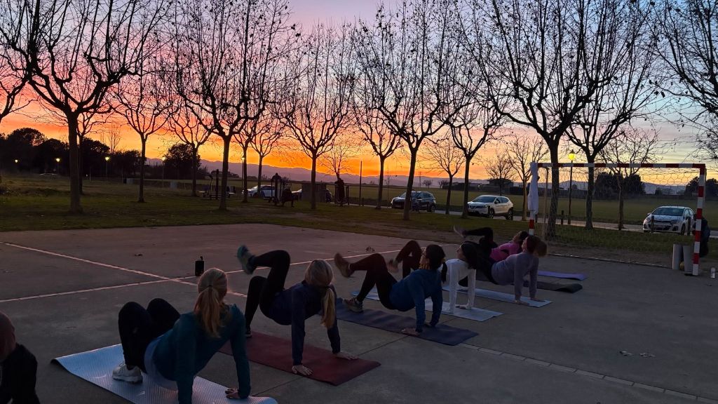 Entrenament funcional en grup a l'aire lliure al capvespre