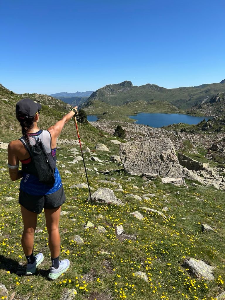 Laura contemplant el paisatge de muntanya durant una sortida de trail