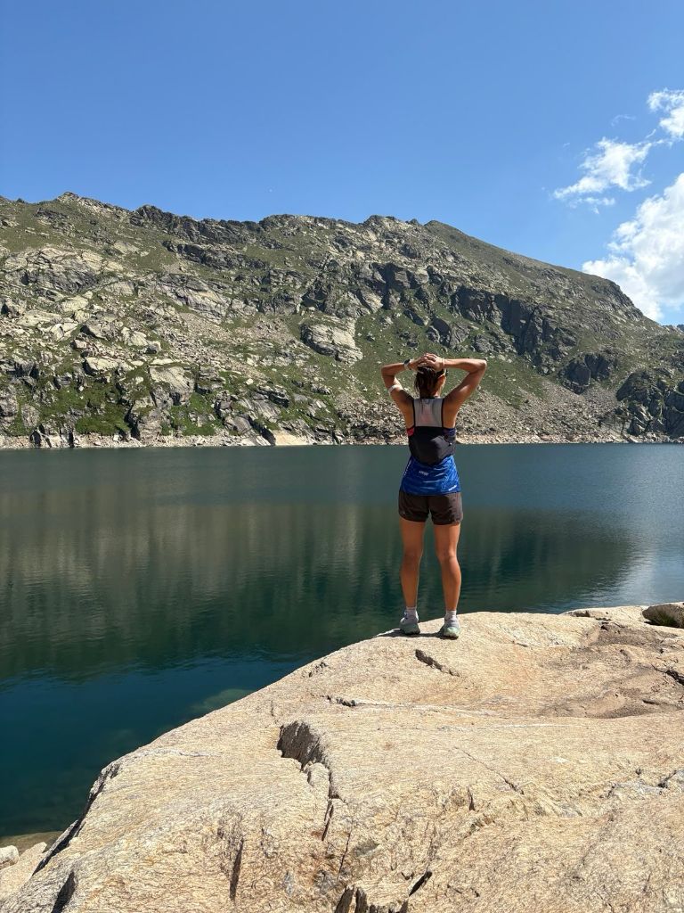 Laura admirant els estanys de muntanya en una ruta de trail running